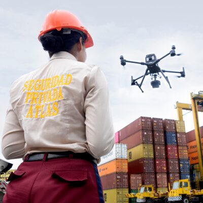 Implementamos estrategias de seguridad inteligente y automatización de procesos para optimizar su cadena logística, realizar seguimiento y control de sus activos más valiosos y asegurar la sostenibilidad de su organización.